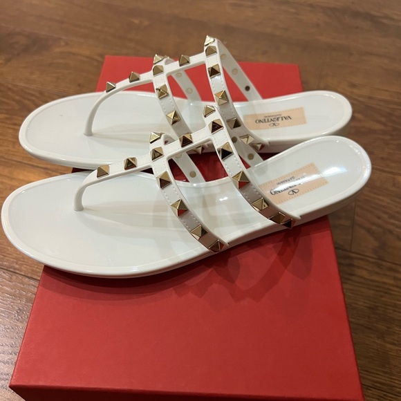 Valentino Garavani Rockstud Thong Sandals. New Brand!!!! Never use!!! - Picture 1 of 10